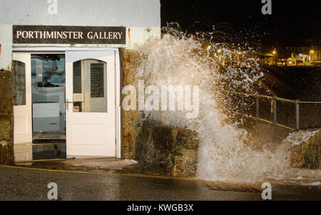 St Ives, Cornwall, Regno Unito. 3 gennaio, 2018. Onde giganti dalla tempesta Eleanor hit St Ives e abbattere le due serie di porte a diluvio una galleria d'arte sul fronte porto/ Credito: Mike Newman/Alamy Live News Foto Stock