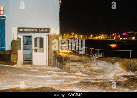 St Ives, Cornwall, Regno Unito. 3 gennaio, 2018. Onde giganti dalla tempesta Eleanor hit St Ives e abbattere le due serie di porte a diluvio una galleria d'arte sul fronte porto/ Credito: Mike Newman/Alamy Live News Foto Stock