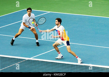 Pune, India. Il 2 gennaio, 2018. Pierre-Hugues Herbert e Gilles Simon della Francia in azione nel primo round di raddoppia la concorrenza a Tata aprire Maharashtra al Mahalunge Balewadi Tennis Stadium di Pune, India. Credito: Karunesh Jöhri/Alamy Live News Foto Stock