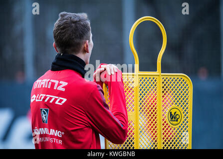 Mainz, Germania. 02Jan, 2018. Magonza" Niko Bungert tiene un dummy player durante la prima sessione di formazione della Bundesliga tedesca club di calcio 1. FSV Mainz 05 in Mainz, Germania, 02 gennaio 2018. Credito: Andreas Arnold/dpa/Alamy Live News Foto Stock