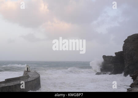 Portreath, Cornwall, Regno Unito. 3 gennaio, 2018. Regno Unito Meteo. Nelle prime ore del mattino un enorme si rigonfiano e le onde hanno distrutto una 40ft sezione della parete del porto a Portreath. Il muro divide il parco auto - che si affaccia sul mare - da una piccola spiaggia e il pub locale. La polizia cordoned fuori del parcheggio auto. Credito: Simon Maycock/Alamy Live News Foto Stock