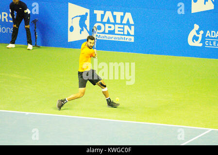 Pune, India. Il 2 gennaio, 2018. Yuki Bhambri dell India in azione nel primo round di Singles concorrenza a Tata aprire Maharashtra al Mahalunge Balewadi Tennis Stadium di Pune, India. Credito: Karunesh Jöhri/Alamy Live News Foto Stock