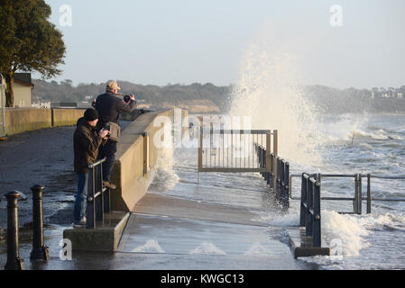 Tempesta Eleanor che percosse la costa meridionale dell'Inghilterra a Mudeford Quay, Christchurch, Dorset, Regno Unito. 3rd gennaio 2018. Il sistema meteorologico dell'inverno, chiamato 5th, porta grandi onde e forti venti, spingendo l'alta marea sopra il muro del mare. Foto Stock