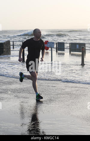 Tempesta Eleanor che percosse la costa meridionale dell'Inghilterra a Mudeford Quay, Christchurch, Dorset, Regno Unito. 3rd gennaio 2018. Il sistema meteorologico dell'inverno, chiamato 5th, porta grandi onde e forti venti, spingendo l'alta marea sopra il muro del mare. Foto Stock