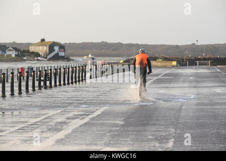 Tempesta Eleanor che percosse la costa meridionale dell'Inghilterra a Mudeford Quay, Christchurch, Dorset, Regno Unito. 3rd gennaio 2018. Il sistema meteorologico dell'inverno, chiamato 5th, porta grandi onde e forti venti, spingendo l'alta marea sopra il muro del mare. Foto Stock