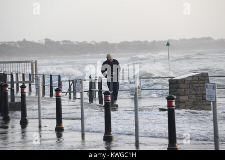 Tempesta Eleanor che percosse la costa meridionale dell'Inghilterra a Mudeford Quay, Christchurch, Dorset, Regno Unito. 3rd gennaio 2018. Il sistema meteorologico dell'inverno, chiamato 5th, porta grandi onde e forti venti, spingendo l'alta marea sopra il muro del mare. Foto Stock