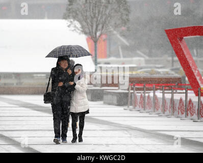 Xi'an, la Cina della provincia di Shaanxi. 3 gennaio, 2018. Le persone camminare nella neve a Xi'an, capitale della Cina nord-occidentale della provincia di Shaanxi, Gen 3, 2018. Xi'an ha salutato una nevicata mercoledì. Credito: Zhang Bowen/Xinhua/Alamy Live News Foto Stock