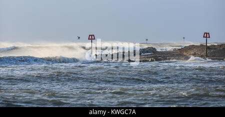 Tempesta Eleanor che percosse la costa meridionale dell'Inghilterra a Mudeford Quay, Christchurch, Dorset, Regno Unito. 3rd gennaio 2018. Il sistema meteorologico tempestoso chiamato 5th dell'inverno porta grandi onde e forti venti in alta marea. Foto Stock