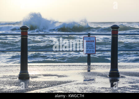 Tempesta Eleanor che percosse la costa meridionale dell'Inghilterra a Mudeford Quay, Christchurch, Dorset, Regno Unito. 3rd gennaio 2018. Il sistema meteorologico dell'inverno, chiamato 5th, porta grandi onde e forti venti, spingendo l'alta marea sopra il muro del mare. Foto Stock