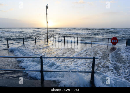 Tempesta Eleanor che percosse la costa meridionale dell'Inghilterra a Mudeford Quay, Christchurch, Dorset, Regno Unito. 3rd gennaio 2018. Il sistema meteorologico dell'inverno, chiamato 5th, porta grandi onde e forti venti, spingendo l'alta marea sopra il muro del mare. Foto Stock