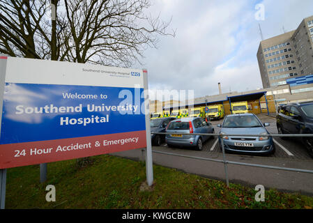 SOUTHEND Hospital ha dichiarato un 'interno critico' incidente con nessun medico o chirurgico di letti a disposizione e che le ambulanze erano in coda per lunghi periodi di tempo Foto Stock