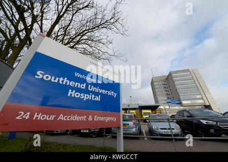 SOUTHEND Hospital ha dichiarato un 'interno critico' incidente con nessun medico o chirurgico di letti a disposizione e che le ambulanze erano in coda per lunghi periodi di tempo Foto Stock