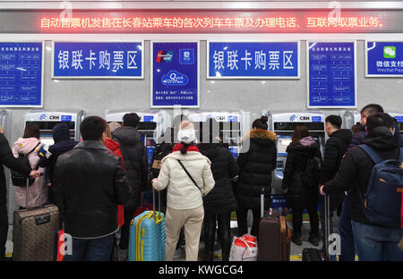 Changchun, la Cina della provincia di Jilin. 3 gennaio, 2018. I passeggeri di acquistare o ottenere i biglietti da macchine self service di Changchun stazione ferroviaria, a nord-est della Cina di provincia di Jilin, Gen 3, 2018. I biglietti del treno per 2018 Festival di Primavera di viaggio rush è andato in vendita mercoledì. Il Festival di Primavera di viaggio rush inizia dal 1 febbraio e termina il 12 marzo. Festival di primavera, o il nuovo anno lunare cinese, è la più importante occasione per riunioni familiari e cade il 16 febbraio di quest'anno. Credito: Zhang Nan/Xinhua/Alamy Live News Foto Stock