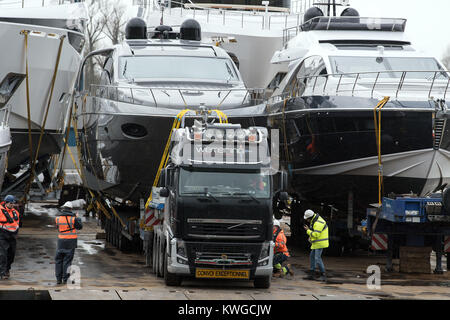 Duesseldorf, Germania. 03 gen 2018. Lavoratori scaricare una 21-metro-lunga Ferretti Pershing 70 yacht di lusso (C) da un pontone a Duesseldorf in Germania, 03 gennaio 2018. Più di 1800 espositori provenienti da più di 60 paesi presenti innovazioni del mondo degli sport acquatici tra 20 e 28 gennaio. Credito: Federico Gambarini/dpa/Alamy Live News Foto Stock