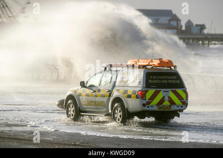 Bagnino off-Road Beach & Trail pattugliamento veicolo di salvataggio Blackpool, Lancashire, Regno Unito Meteo Gen, 2018. Storm Eleanor porta mari tempestosi e enormi onde infrangenti sul lungomare del resort. La potente tempesta ha colpito il Regno Unito con venti impetuosi che hanno causato "rabbia alla vita", poiché in molte parti del Regno Unito si sono verificate condizioni insidiose. Per le coste nord-occidentali dell'Inghilterra è stato emesso un avviso color ambra "preparati", che include venti che si guastano fino a 90 mph in alcune aree. È stato inoltre messo in atto un nuovo avvertimento giallo "Be Aware" per alcune parti della costa di Fylde. Foto Stock