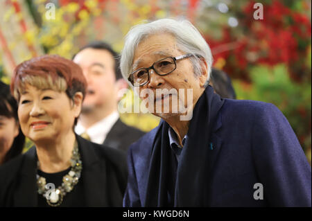 Tokyo, Giappone. Il 2 gennaio, 2018. Regista giapponese Yoji Yamada (R) sorrisi con l'attrice Yaeko Mizutanio ad una cerimonia di apertura le prestazioni di un dramma "Kazoku wa tsurai yo" (Famiglia è doloroso) presso il teatro di Mitsukoshi del magazzino di Mitsukoshi a Tokyo il Martedì, 2 gennaio 2018. Il dramma della storia originale è da Yoji Yamada della hit film 'Kazoku wa tsurai yo", rilasciato nel 2016. Credito: Yoshio Tsunoda/AFLO/Alamy Live News Foto Stock