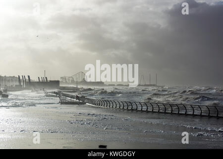 Blackpool, Regno Unito. 3 gennaio, 2018. notizie meteo. Tempesta Eleanor batte le località di Blackpool. Il quinto denominato storm della stagione invernale porta hugh onde e gales lungo la seafornt. Credito: Gary Telford/Alamy Live News Foto Stock