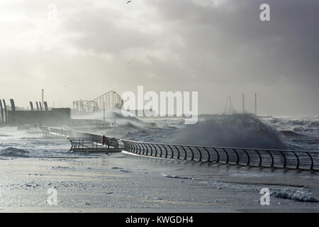 Blackpool, Regno Unito. 3 gennaio, 2018. notizie meteo. Tempesta Eleanor batte le località di Blackpool. Il quinto denominato storm della stagione invernale porta hugh onde e gales lungo la seafornt. Credito: Gary Telford/Alamy Live News Foto Stock