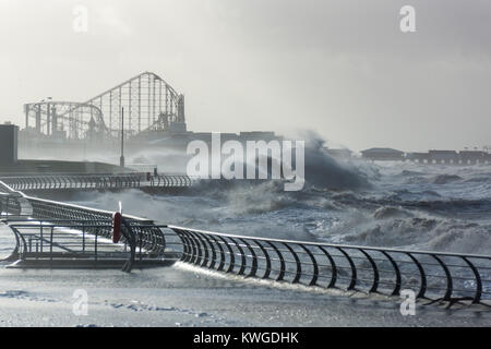 Blackpool, Regno Unito. 3 gennaio, 2018. notizie meteo. Tempesta Eleanor batte le località di Blackpool. Il quinto denominato storm della stagione invernale porta hugh onde e gales lungo la seafornt. Credito: Gary Telford/Alamy Live News Foto Stock