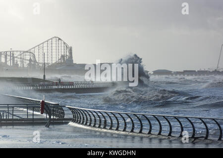 Blackpool, Regno Unito. 3 gennaio, 2018. notizie meteo. Tempesta Eleanor batte le località di Blackpool. Il quinto denominato storm della stagione invernale porta hugh onde e gales lungo la seafornt. Credito: Gary Telford/Alamy Live News Foto Stock