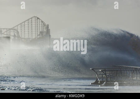 Blackpool, Regno Unito. 3 gennaio, 2018. notizie meteo. Tempesta Eleanor batte le località di Blackpool. Il quinto denominato storm della stagione invernale porta hugh onde e gales lungo la seafornt. Credito: Gary Telford/Alamy Live News Foto Stock