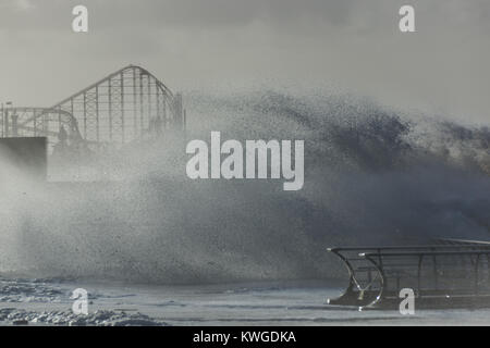 Blackpool, Regno Unito. 3 gennaio, 2018. notizie meteo. Tempesta Eleanor batte le località di Blackpool. Il quinto denominato storm della stagione invernale porta hugh onde e gales lungo la seafornt. Credito: Gary Telford/Alamy Live News Foto Stock