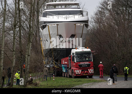 Duesseldorf, Germania. 03 gen 2018. Una 35-metro-lungo Princess 35M di yacht di lusso viene trasportato al 'Boot 2018' equo a Duesseldorf in Germania, 03 gennaio 2018. Più di 1800 espositori provenienti da più di 60 paesi presenti innovazioni del mondo degli sport acquatici tra 20 e 28 gennaio. Credito: Federico Gambarini/dpa/Alamy Live News Foto Stock