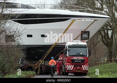 Duesseldorf, Germania. 03 gen 2018. Una 35-metro-lungo Princess 35M di yacht di lusso viene trasportato al 'Boot 2018' equo a Duesseldorf in Germania, 03 gennaio 2018. Più di 1800 espositori provenienti da più di 60 paesi presenti innovazioni del mondo degli sport acquatici tra 20 e 28 gennaio. Credito: Federico Gambarini/dpa/Alamy Live News Foto Stock