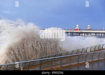 Blackpool, Regno Unito. Il 3° gennaio 2018. Tempesta Eleonora porta gales e grandi onde sulla Promenade di Blackpool.North Pier assume la piena forza della tempesta. Kev Walsh Alamy/Live News Foto Stock