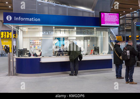 Londra, UK, 3 gennaio 2018. La stazione ha ora più grandi punti di informazione. In seguito l'apertura graduale della nuova stazione di London Bridge ieri, i passeggeri hanno ora accesso completo a cinque nuove piattaforme, un grande atrio e nuove aree retail, punti informativi e di un migliore accesso delle scale mobili e accessibile con sedia a rotelle ascensori. Credito: Imageplotter News e sport/Alamy Live News Foto Stock