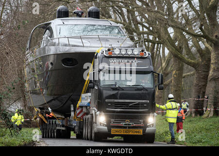 Duesseldorf, Germania. 03 gen 2018. Una 21-metro-lunga Ferretti Pershing 70 yacht di lusso è trasportato su un camion a Duesseldorf in Germania, 03 gennaio 2018. Più di 1800 espositori provenienti da più di 60 paesi presenti innovazioni del mondo degli sport acquatici tra 20 e 28 gennaio. Credito: Federico Gambarini/dpa/Alamy Live News Foto Stock