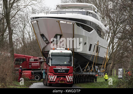 Duesseldorf, Germania. 03 gen 2018. Una 35-metro-lungo Princess 35M di yacht di lusso viene trasportato al 'Boot 2018' equo a Duesseldorf in Germania, 03 gennaio 2018. Più di 1800 espositori provenienti da più di 60 paesi presenti innovazioni del mondo degli sport acquatici tra 20 e 28 gennaio. Credito: Federico Gambarini/dpa/Alamy Live News Foto Stock