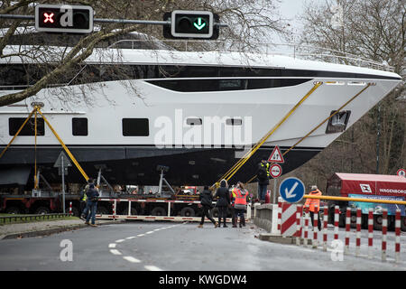 Duesseldorf, Germania. 03 gen 2018. Una 35-metro-lungo Princess 35M di yacht di lusso viene trasportato al 'Boot 2018' equo a Duesseldorf in Germania, 03 gennaio 2018. Più di 1800 espositori provenienti da più di 60 paesi presenti innovazioni del mondo degli sport acquatici tra 20 e 28 gennaio. Credito: Federico Gambarini/dpa/Alamy Live News Foto Stock