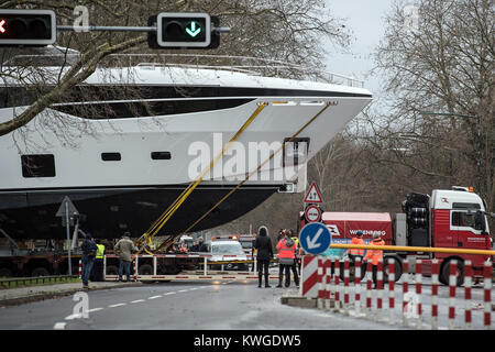 Duesseldorf, Germania. 03 gen 2018. Una 35-metro-lungo Princess 35M di yacht di lusso viene trasportato al 'Boot 2018' equo a Duesseldorf in Germania, 03 gennaio 2018. Più di 1800 espositori provenienti da più di 60 paesi presenti innovazioni del mondo degli sport acquatici tra 20 e 28 gennaio. Credito: Federico Gambarini/dpa/Alamy Live News Foto Stock