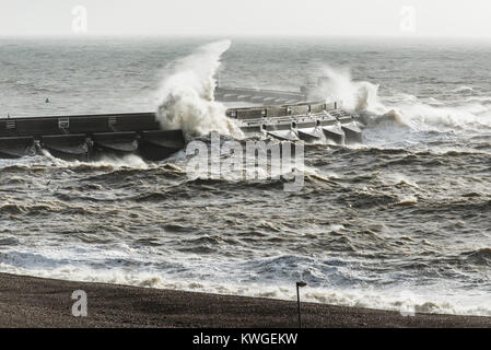 Brighton, East Sussex. Il 3° gennaio 2018. Regno Unito meteo. Tempesta Eleanor hits Brighton Seafront a marea alta. Il Regno Unito ha visto delle raffiche di vento fino a 100mph portando i disagi e le inondazioni di molte zone costiere. Un giallo Met Office di avvertimento di forti venti è ancora in posizione per Brighton & Hove. Foto Stock