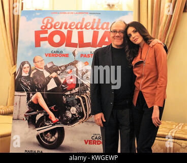 Nella foto. 3 gennaio, 2018. Carlo Verdone - Ilenia PastorelliNaples, Italia, 3 Dicembre 2018 - questo pomeriggio al Vesuvio Hotel a Napoli, il presidente di calcio, Napoli e produttore cinematografico Aurelio de Laurentis ha presentato la nuova commedia film Benedetta Follia insieme con gli attori Carlo Verdone e Ilenia Pastorelli. Credito: Fabio Sasso/ZUMA filo/Alamy Live News Foto Stock