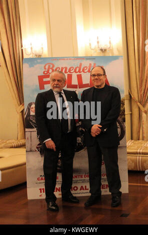 Nella foto Aurelio De Laurentis. 3 gennaio, 2018. Carlo VerdoneNaples, Italia, 3 Dicembre 2018 - questo pomeriggio al Vesuvio Hotel a Napoli, il presidente di calcio, Napoli e produttore cinematografico Aurelio de Laurentis ha presentato la nuova commedia film Benedetta Follia insieme con gli attori Carlo Verdone e Ilenia Pastorelli. Credito: Fabio Sasso/ZUMA filo/Alamy Live News Foto Stock