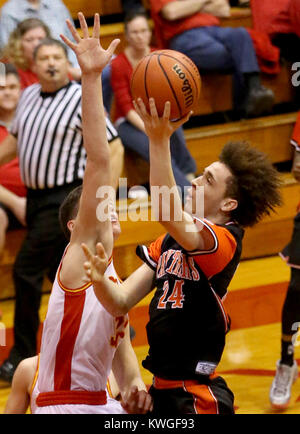 Isola di roccia, Iowa, USA. Xvii Feb, 2017. Regno Township Devynn dell unità di Wakefield contro il Rock Island dal Jacob Ellis, Venerdì, 17 febbraio 2017, durante la prima metà azione al Rock Island Fieldhouse. Credito: John Schultz/Quad-City volte/Quad-City volte/ZUMA filo/Alamy Live News Foto Stock