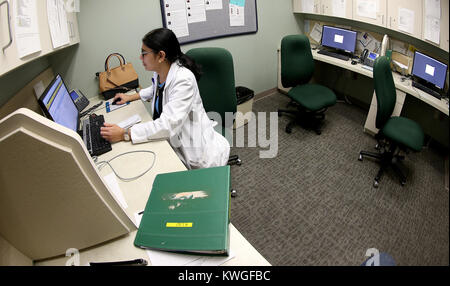 Davenport, Iowa, USA. Xvii Feb, 2017. Il Dott. Hospitalist Sarojini Ratnakar chi è nato in India, legge una cartella paziente prima di andare per la loro camera, Venerdì 17 Febbraio, 2017, al quarto piano della genesi est. Credito: John Schultz/Quad-City volte/Quad-City volte/ZUMA filo/Alamy Live News Foto Stock