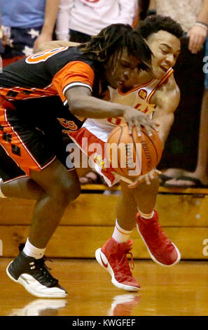 Isola di roccia, Iowa, USA. Xvii Feb, 2017. Regno Township's Traveon Buchanan e isola di roccia Jay Richardson inseguire una sfera allentati, Venerdì, 17 febbraio 2017, durante la prima metà azione al Rock Island Fieldhouse. Credito: John Schultz/Quad-City volte/Quad-City volte/ZUMA filo/Alamy Live News Foto Stock