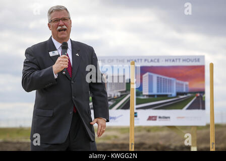 East Moline, Iowa, USA. Xx Apr, 2017. Vice presidente di Business di attrazione per la Quad-Cities Camera di Commercio Ray De Winkle all'Hyatt Place e Hyatt House sito in costruzione in fabbrica East Moline giovedì, 20 aprile 2017. Grande Fiume lo sviluppo immobiliare detenuto una rottura di massa cerimonia per l'Hyatt Place e Hyatt House dual branded hotel. La posizione è il sito di un ex Case New Holland sito della mietitrebbia. Il $40 milioni hotel è parte di 80 milioni di dollari in sviluppo previsto su 132 acri nel prossimo decennio. (Credito Immagine: © Andy Abeyta, Quad-City volte/Quad-City volte tramite Z Foto Stock