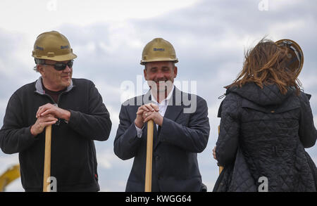 East Moline, Iowa, USA. Xx Apr, 2017. Imprenditore Dan Murphy, centro, pone con una pala pronta a trasformare la sporcizia in corrispondenza del rivoluzionario dell'Hyatt Place e Hyatt House sito in costruzione in fabbrica East Moline giovedì, 20 aprile 2017. Grande Fiume lo sviluppo immobiliare detenuto una rottura di massa cerimonia per l'Hyatt Place e Hyatt House dual branded hotel. La posizione è il sito di un ex Case New Holland sito della mietitrebbia. Il $40 milioni hotel è parte di 80 milioni di dollari in sviluppo previsto su 132 acri nel prossimo decennio. (Credito Immagine: © Andy Abeyta, Quad-City volte/Quad-City volte via Foto Stock