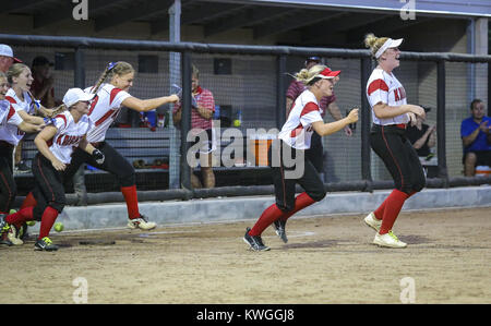 Davenport, Iowa, USA. 10 Luglio, 2017. Assunzione giocatori corrono sul campo per festeggiare la conquista la loro 3A softball regionale finale al San Vincenzo Centro in Davenport Lunedì, 10 luglio 2017. Assunzione sconfitto West Liberty 10-0 per passare allo stato torneo. Credito: Andy Abeyta, Quad-City volte/Quad-City volte/ZUMA filo/Alamy Live News Foto Stock