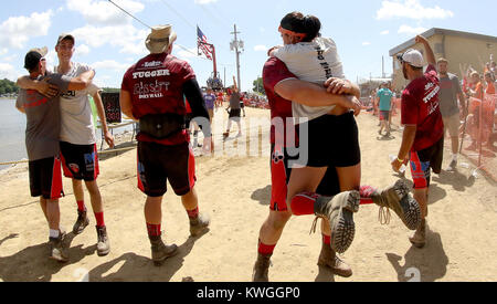 Leclaire, Iowa, USA. 12 Ago, 2017. I membri di Cassatt muro a secco di celebrare il primo Iowa vittoria di giornata contro Knapp di costruzione e memorizzazione, Sabato, 12 agosto 2017, durante il trentunesimo Tugfest annuale tra LeClaire Iowa e Port Byron Illinois. Cassatt tirato 60,7 piedi per Knapp 52 piedi. Credito: John Schultz/Quad-City volte/ZUMA filo/Alamy Live News Foto Stock