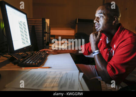 Davenport, Iowa, USA. Il 4° agosto 2016. LeShawn Townsend si siede a un computer a cura di Cristiano senzatetto Shelter in Isola di roccia studiando i fogli di calcolo di Excel giovedì 4 agosto, 2016. Townsend è un autodidatta in Excel e trascorre molto del suo tempo con i fogli di calcolo e diversi programmi di studio numeri primi, sognando un giorno fare una scoperta egli può prendere per la matematica e la tecnologia europea. Credito: Andy Abeyta/Quad-City volte/ZUMA filo/Alamy Live News Foto Stock