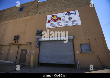 Davenport, Iowa, USA. 8 Ago, 2017. Banchine di carico sul lato ovest della ex Hostess impianto in Davenport Martedì, Agosto 8, 2017. Lo stabilimento è stato costruito nel 1929 e ha trascorso la maggior parte della sua vita la meraviglia di produzione di pane, torte e ciambelle. La produzione terminò nel 2005 e la struttura divenne un centro di distribuzione per un numero di anni. La proprietà è attualmente di proprietà di developer Dan Dolan che progetta di girare l'edificio in appartamenti facendo uso del sito della vista del fiume Mississippi. Credito: Andy Abeyta, Quad-City volte/Quad-City volte/ZUMA filo/Alamy Live News Foto Stock