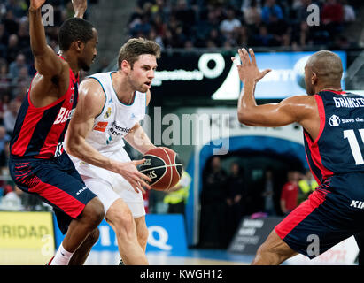 Vitoria, Spagna. 3 gennaio, 2017. durante la partita di basket della stagione 2017/2018 di spagnolo ACB League 'Endesa' tra Saski Baskonia e Real Madrid Baloncesto a Fernando Buesa Arena Center su Gennaio 3, 2017 a Vitoria, Spagna. Credito: David Gato/Alamy Live News Foto Stock