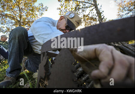 Bettendorf, Iowa, USA. 22 ottobre, 2016. Neil ad ovest di Bettendorf si accumula facendo accendere per un accampamento dopo una escursione in blue grass sabato 22 ottobre, 2016. Il Falco nero Escursionismo Club aumentato tra sei miglia di percorsi su 250 acri di terreno di proprietà privata vicino a Blue Grass. Il club si sta avvicinando la 97th anno e 2,550th escursione come un club. Credito: Andy Abeyta/Quad-City volte/ZUMA filo/Alamy Live News Foto Stock