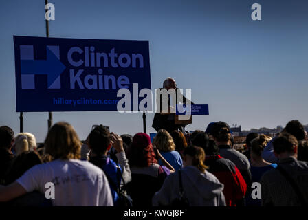 Davenport, Iowa, USA. 4 Novembre, 2016. Il Sen. Bernie Sanders campagne per il candidato presidenziale democratica Hillary Clinton al di fuori del moderno parco Woodmen a Davenport su Venerdì, 4 novembre 2016. La Hillary Clinton campaign tenutasi il Davenport più forte insieme Rally con il senatore Bernie Sanders per incoraggiare Iowans a votare presto e supporto Clinton. Credito: Andy Abeyta/Quad-City volte/ZUMA filo/Alamy Live News Foto Stock