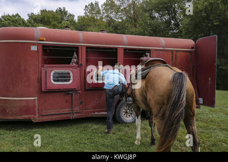 Illinois City, Iowa, USA. 3° Ott, 2017. Rockridge studente di scuola superiore Nick Berenger, 16, rimuove spurie dalla sue scarpe prima di governare il suo cavallo Scooter a forte tuono Forest Preserve in Illinois City il Martedì, 3 ottobre 2017. Il Hayburners 4-H Club ospiterà la terza marcia annuale per fame Horse Show beneficiando l'ansa del fiume Foodbank Sabato seguita dall'Illinois City Club Sella che ospiterà il Wade Maynard Memorial Show la Domenica. Credito: Andy Abeyta, Quad-City volte/Quad-City volte/ZUMA filo/Alamy Live News Foto Stock